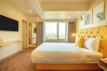 bloom hub weh andheri