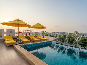 bloom hub weh andheri