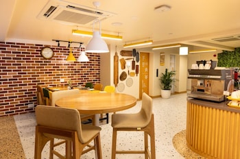 bloom hub weh andheri