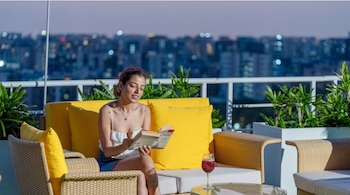 bloom hub weh andheri
