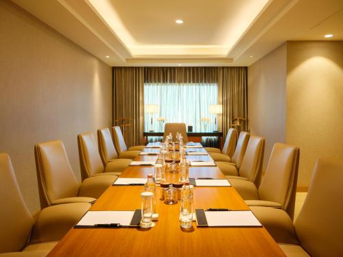 the leela hyderabad banjara hills