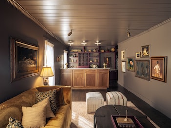 The Madison,1159 N Madison Ave,3 star