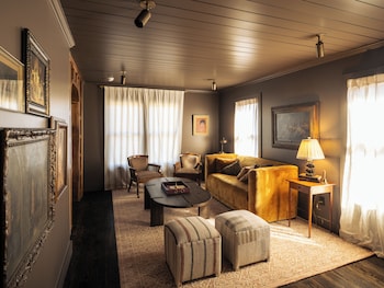 The Madison,1159 N Madison Ave,3 star