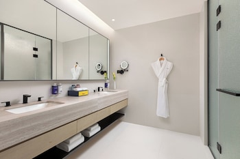 voco suites shanghai hongqiao cbd by ihg