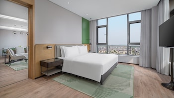 holiday inn wuhan houguan lake by ihg