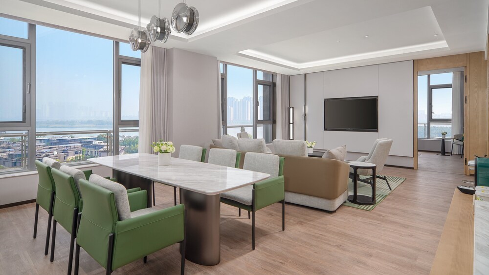 holiday inn wuhan houguan lake by ihg