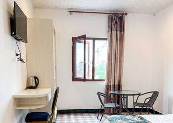 crown royale hotel and lounge