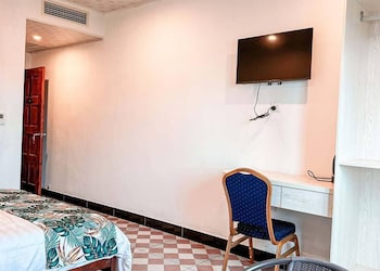 crown royale hotel and lounge