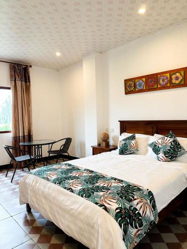 crown royale hotel and lounge