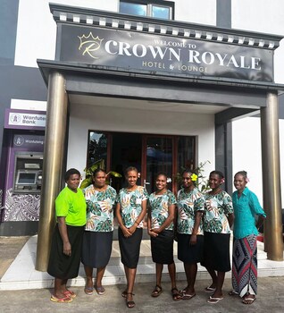 crown royale hotel and lounge