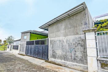 spot on 92673 gang songo syariah homestaynearwisata osing