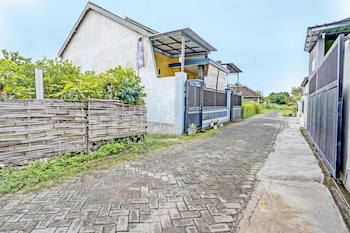 spot on 92673 gang songo syariah homestaynearwisata osing