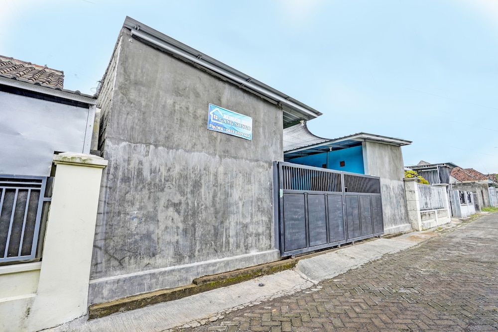 spot on 92673 gang songo syariah homestaynearwisata osing