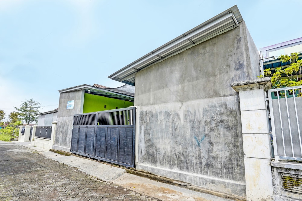 spot on 92673 gang songo syariah homestaynearwisata osing