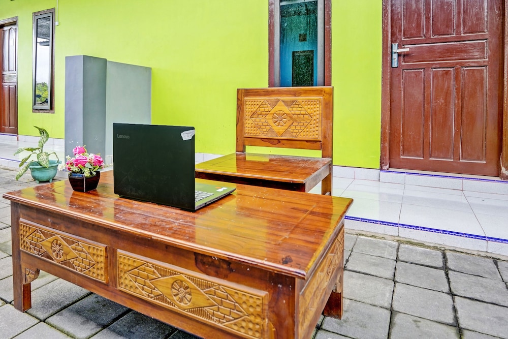 spot on 92673 gang songo syariah homestaynearwisata osing