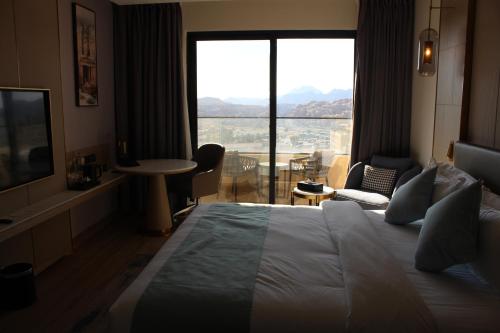 h luxury hotel