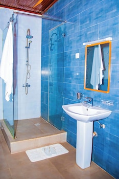 netluna villa hotel and tours