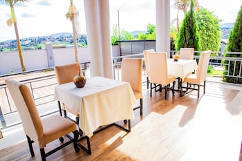 netluna villa hotel and tours