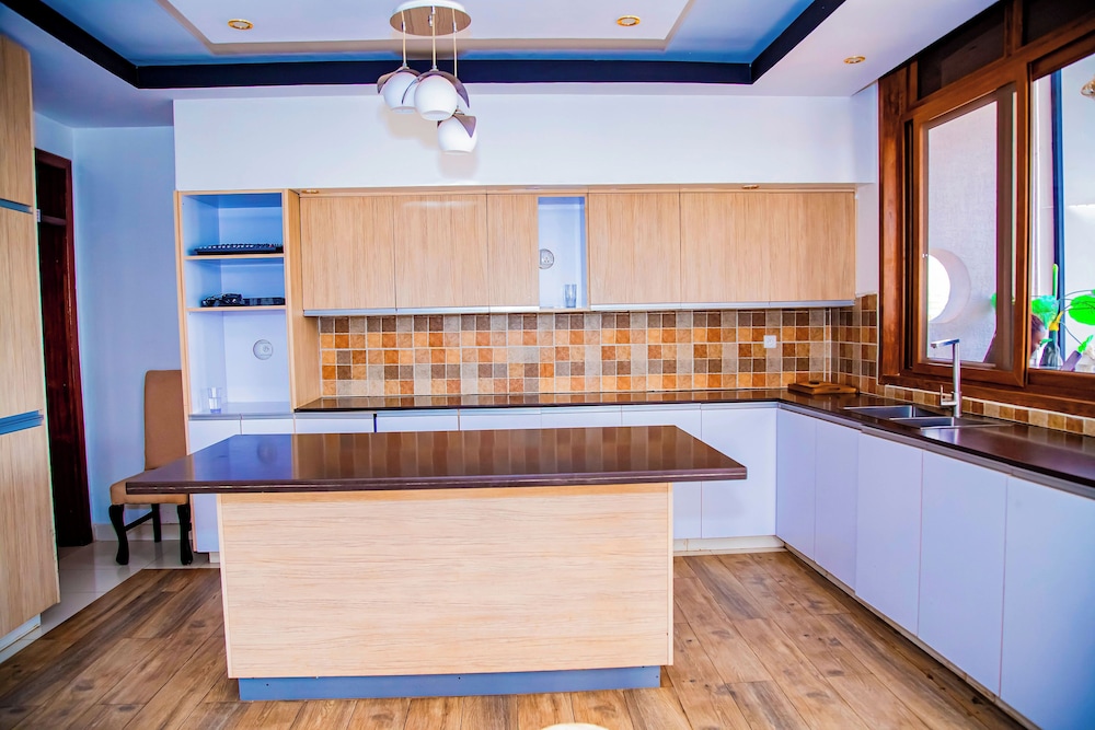 netluna villa hotel and tours