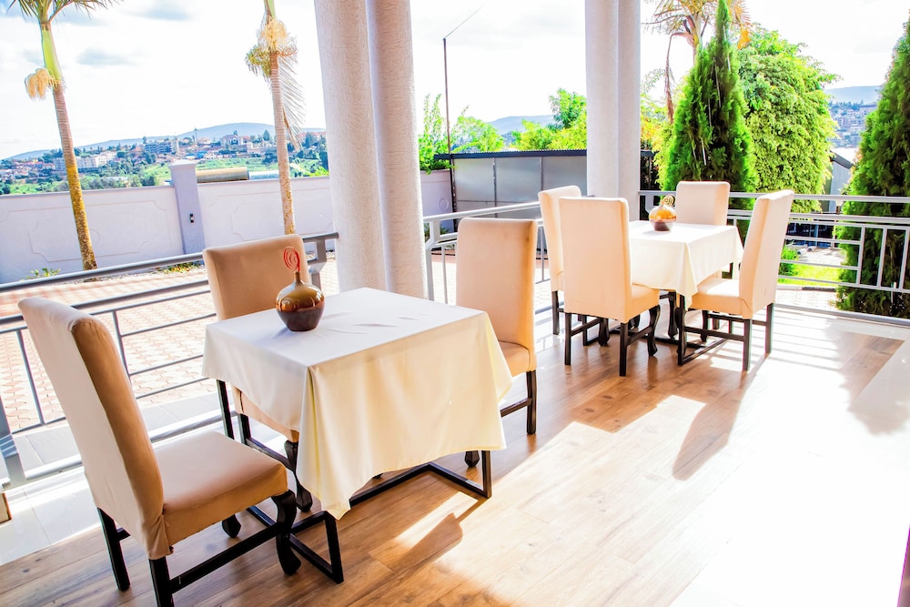 netluna villa hotel and tours