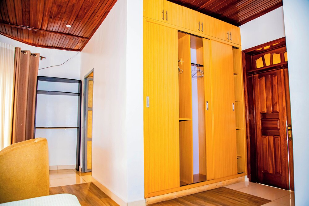 netluna villa hotel and tours