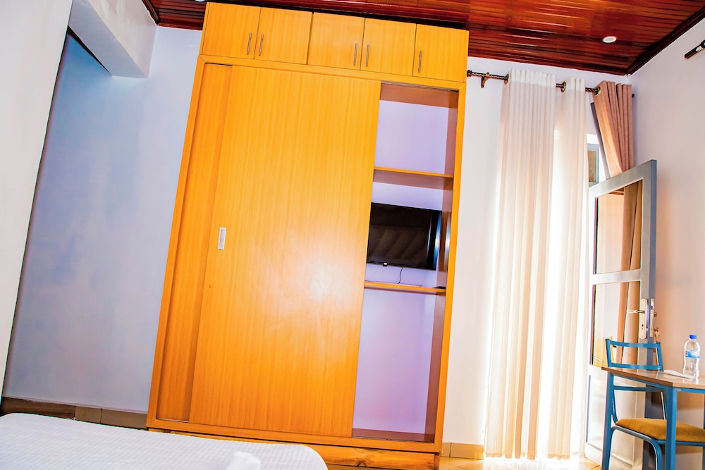 netluna villa hotel and tours