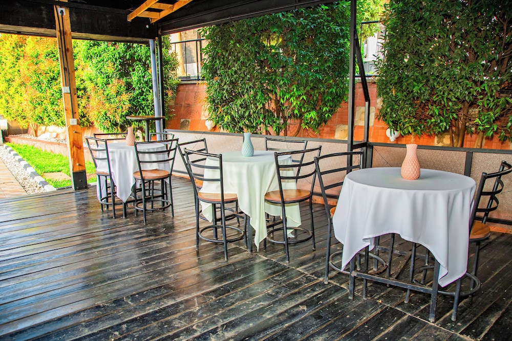 netluna villa hotel and tours