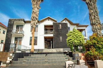 netluna villa hotel and tours