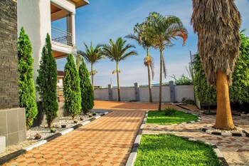 netluna villa hotel and tours
