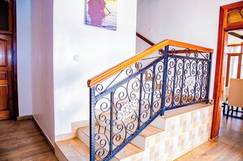 netluna villa hotel and tours