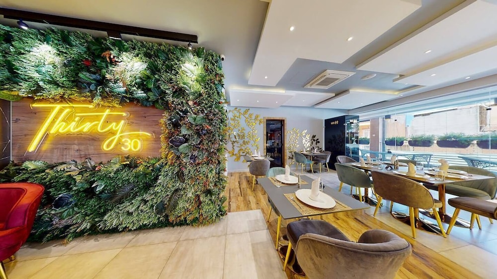 kingdom luxury hotel