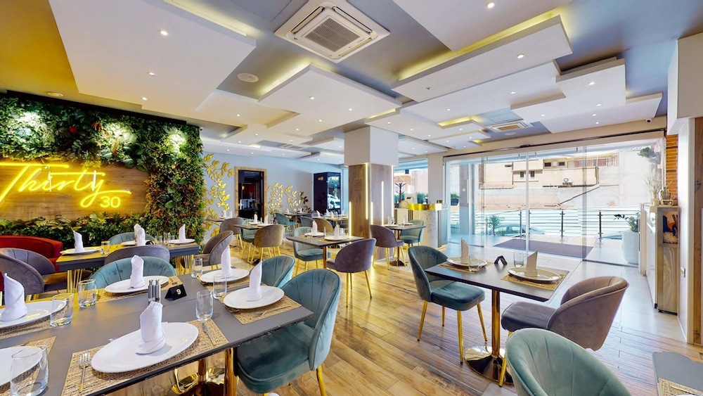 kingdom luxury hotel
