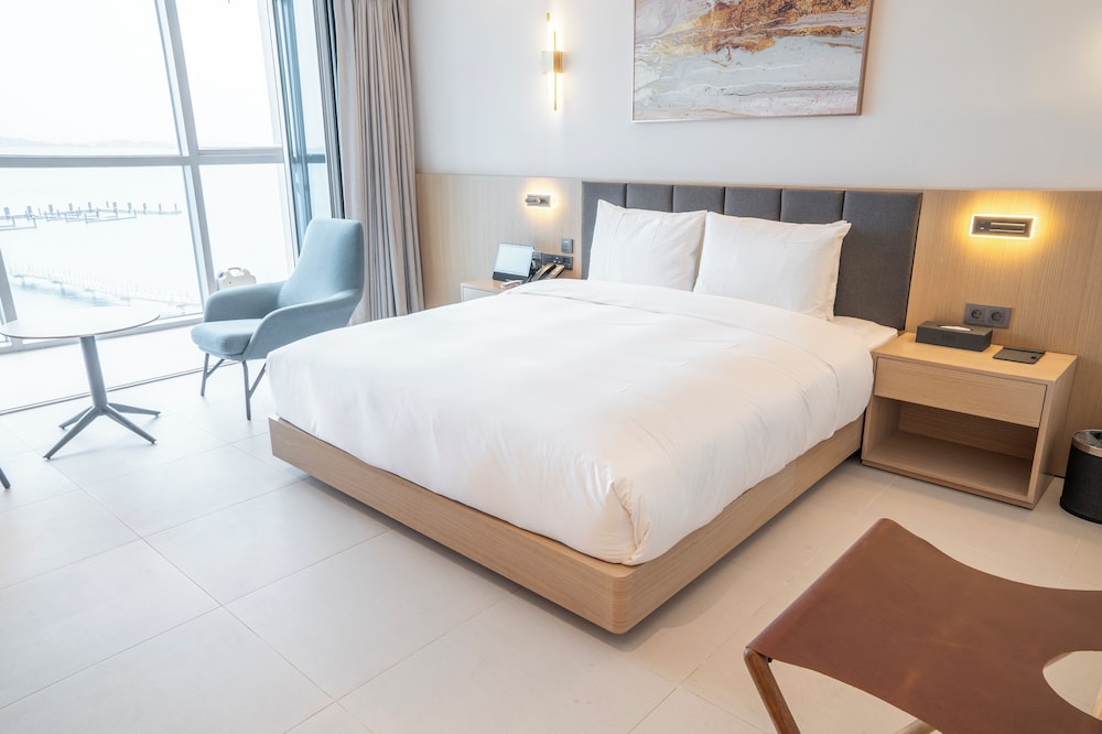 wave m hotel west