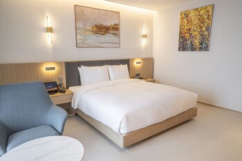 wave m hotel west
