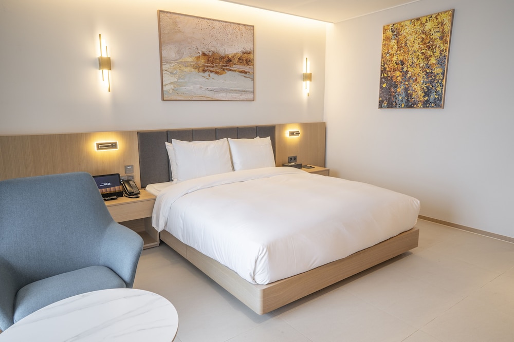 wave m hotel west
