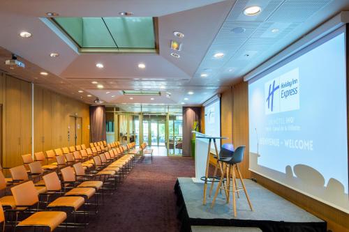 holiday inn express paris canal de la villette by ihg