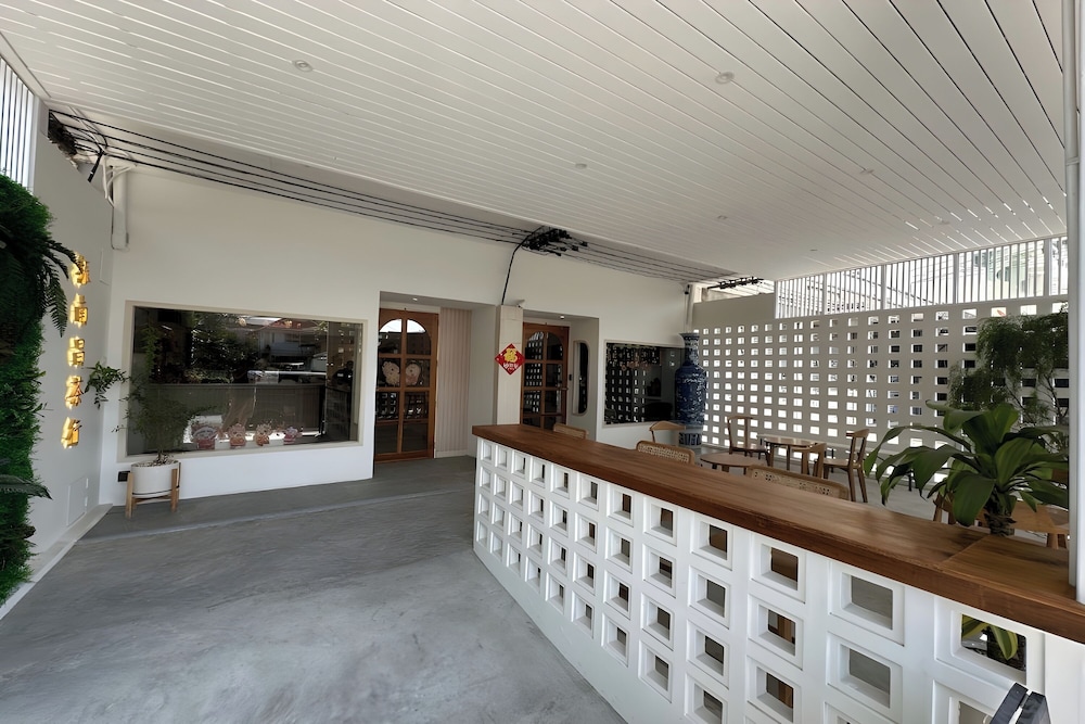 zhennan teabar hotel