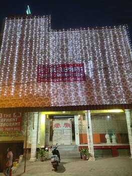 The Elephant Hotel,,3 star
