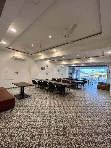 hotel giriraj palace