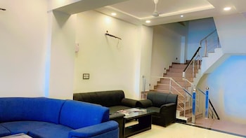 Hotel Giriraj Palace,,3 star