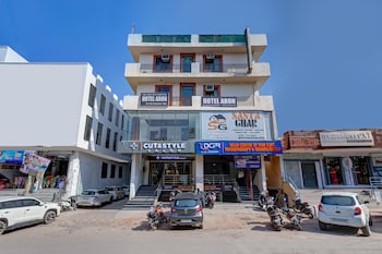 mauryan elite hotel qutab minar metro station
