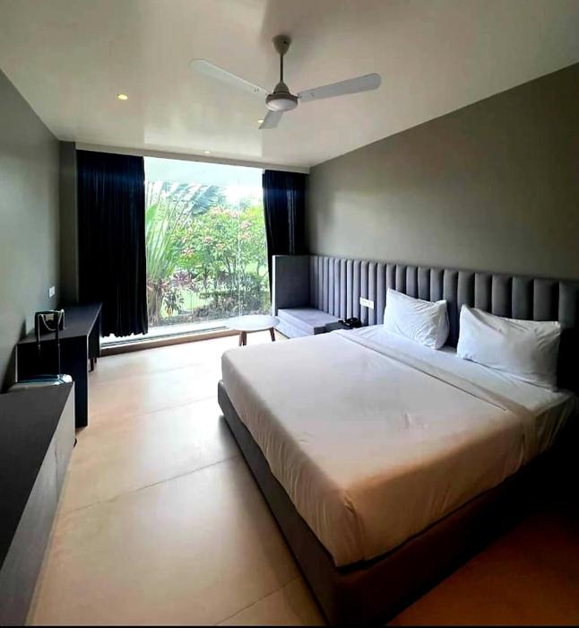 the democracy hotel and resort