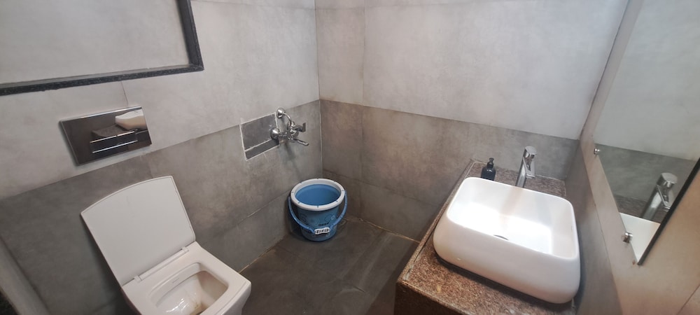 hotel tan square inn lodge