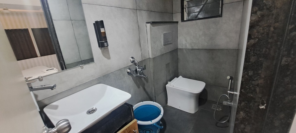 hotel tan square inn lodge