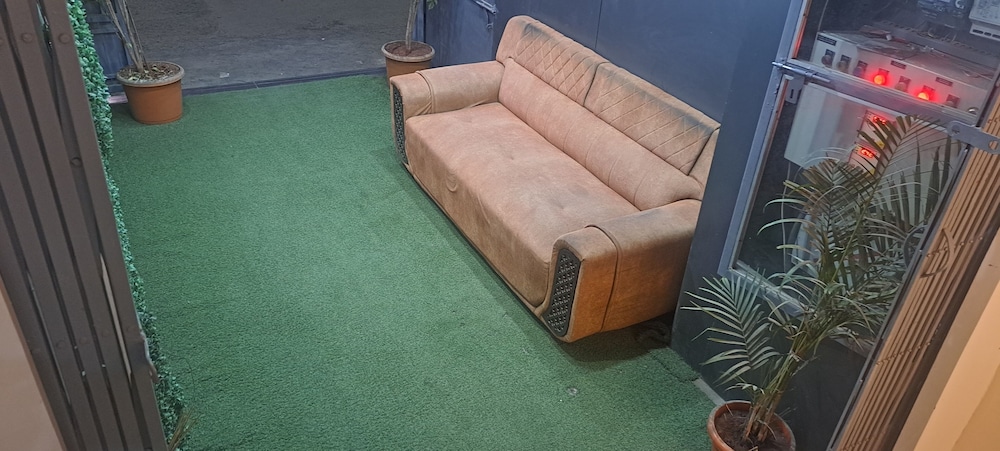 hotel tan square inn lodge