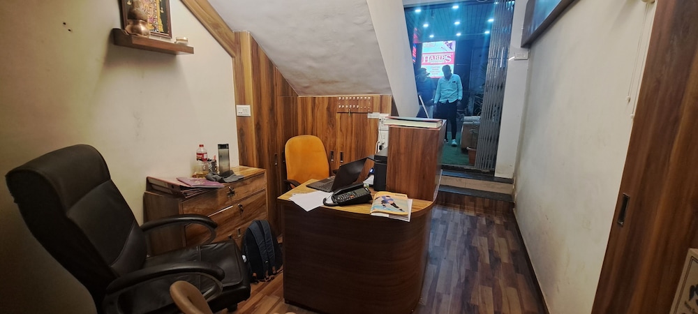 hotel tan square inn lodge