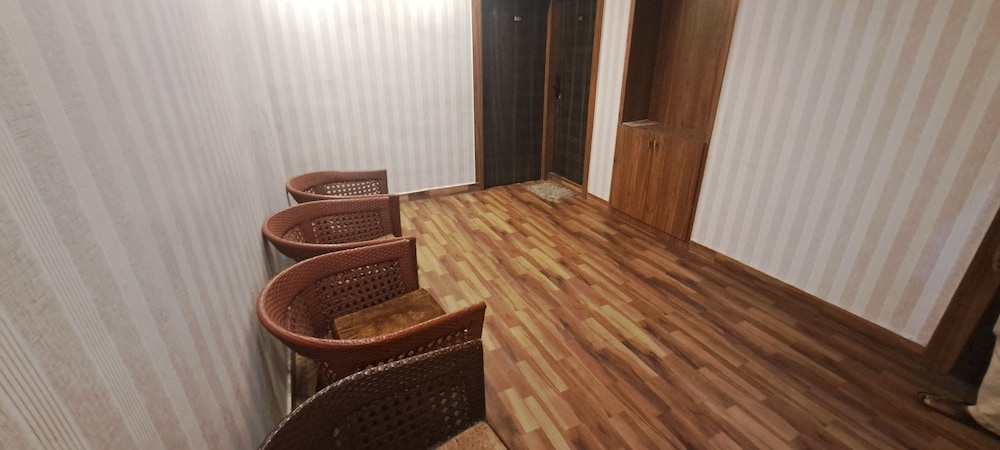 hotel tan square inn lodge