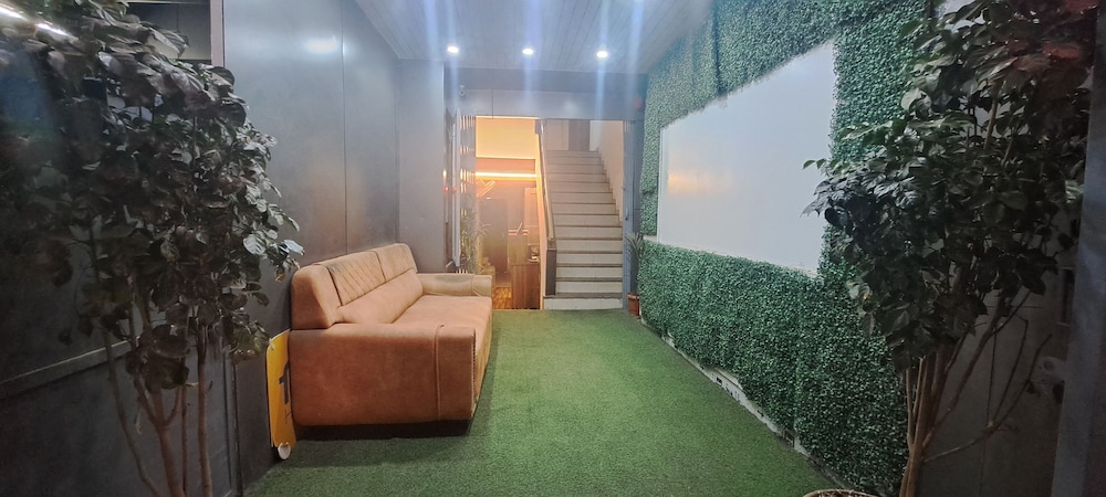 hotel tan square inn lodge