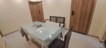 hotel tan square inn lodge