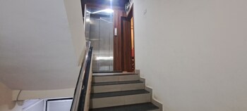 hotel tan square inn lodge